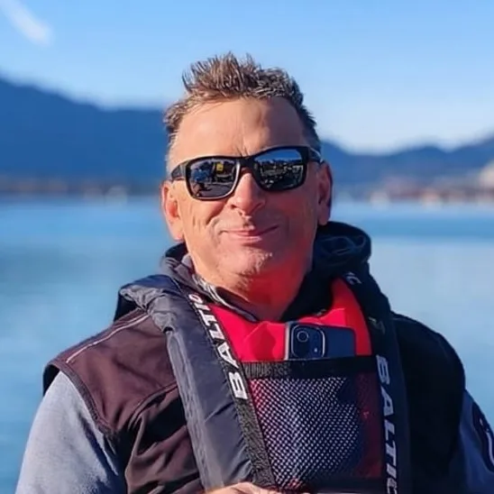 Erwin Huber, Betreiber des Kanuverleihs paddlerwin, in Schwimmweste am See